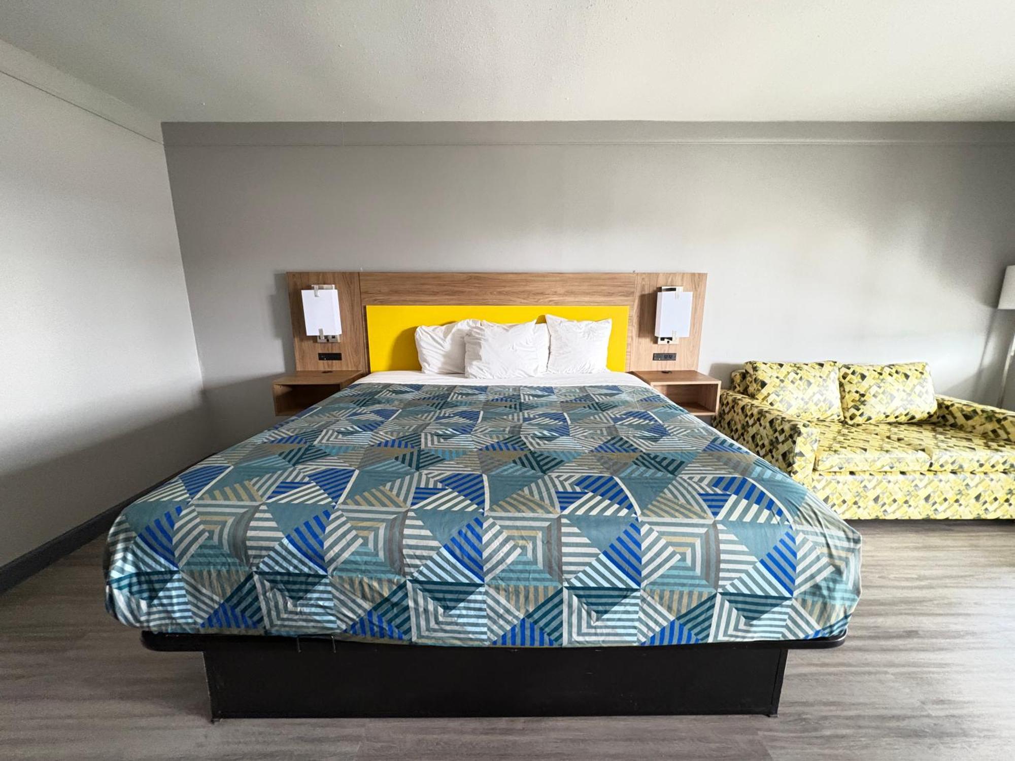 Days Inn By Wyndham Gonzales Bagian luar foto