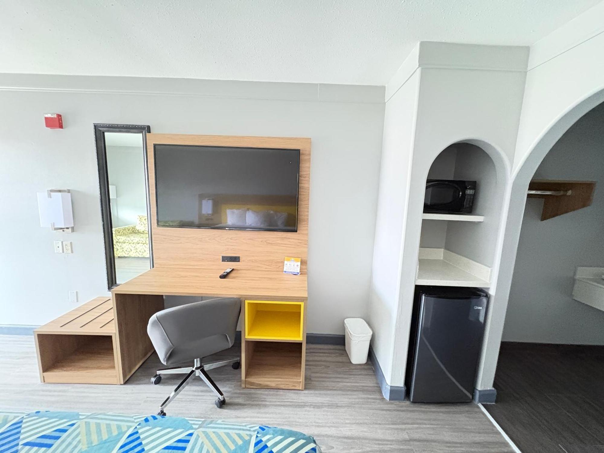 Days Inn By Wyndham Gonzales Bagian luar foto