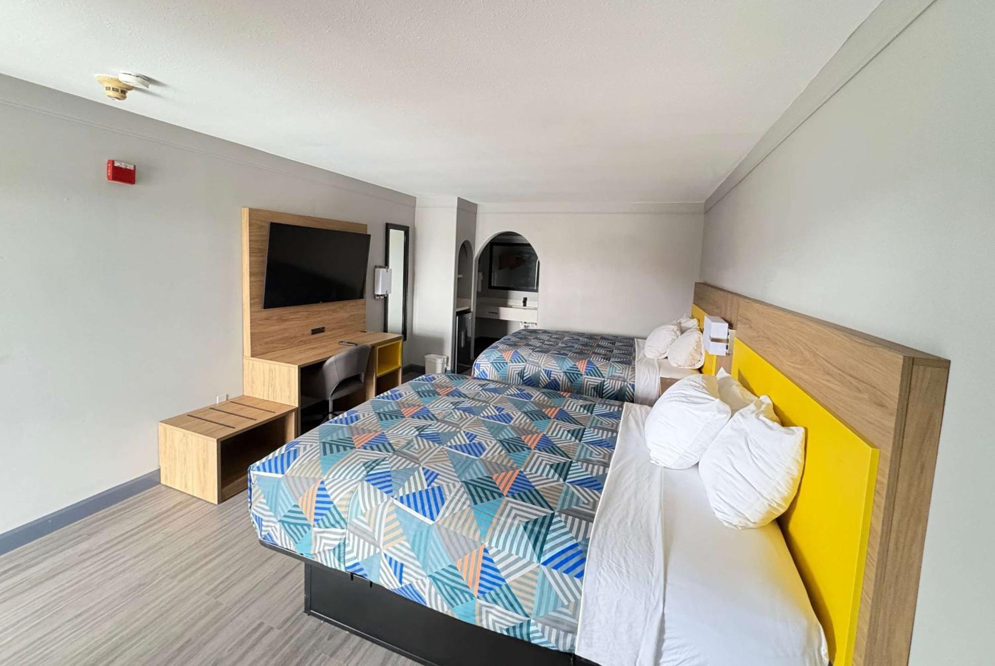 Days Inn By Wyndham Gonzales Bagian luar foto