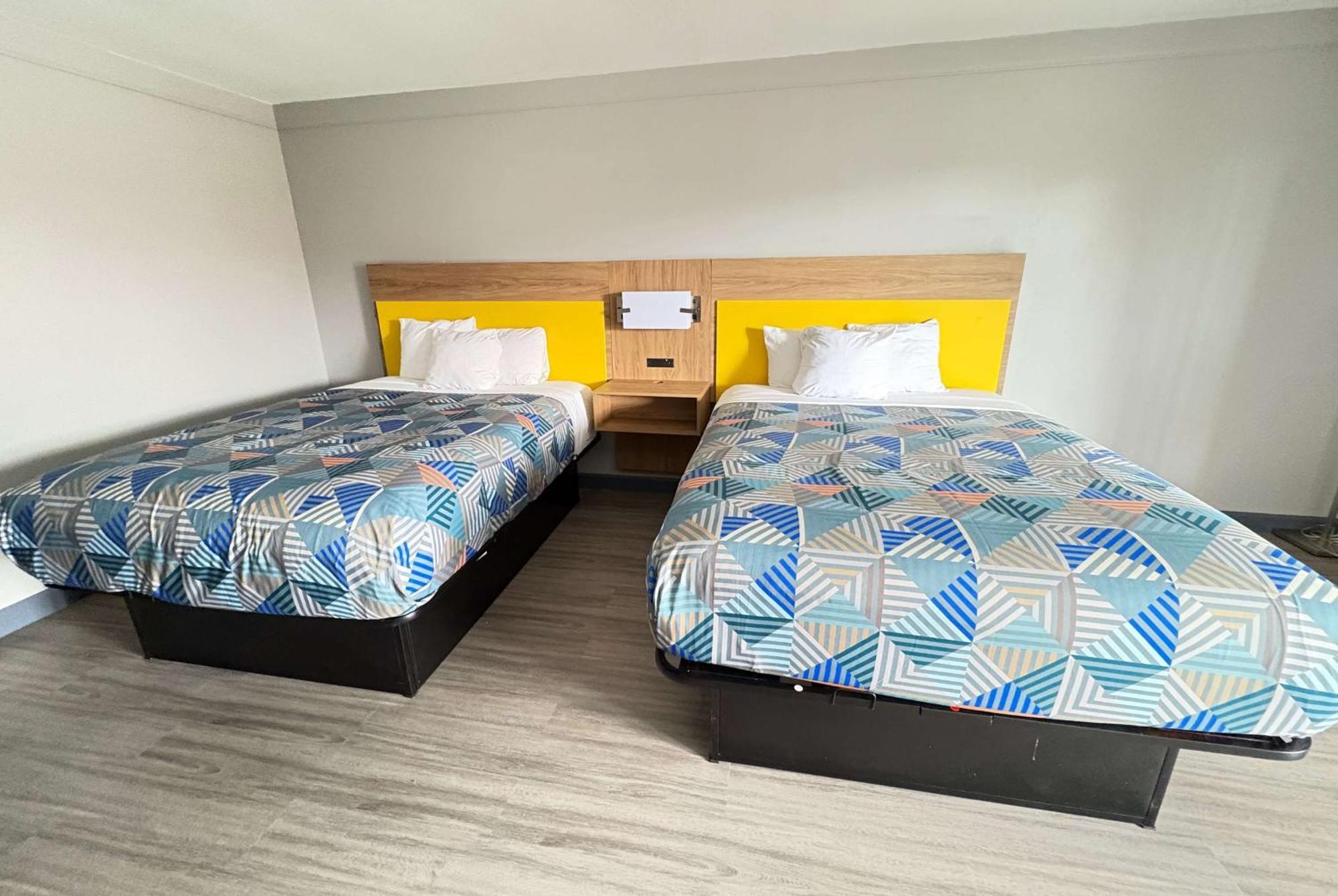 Days Inn By Wyndham Gonzales Bagian luar foto