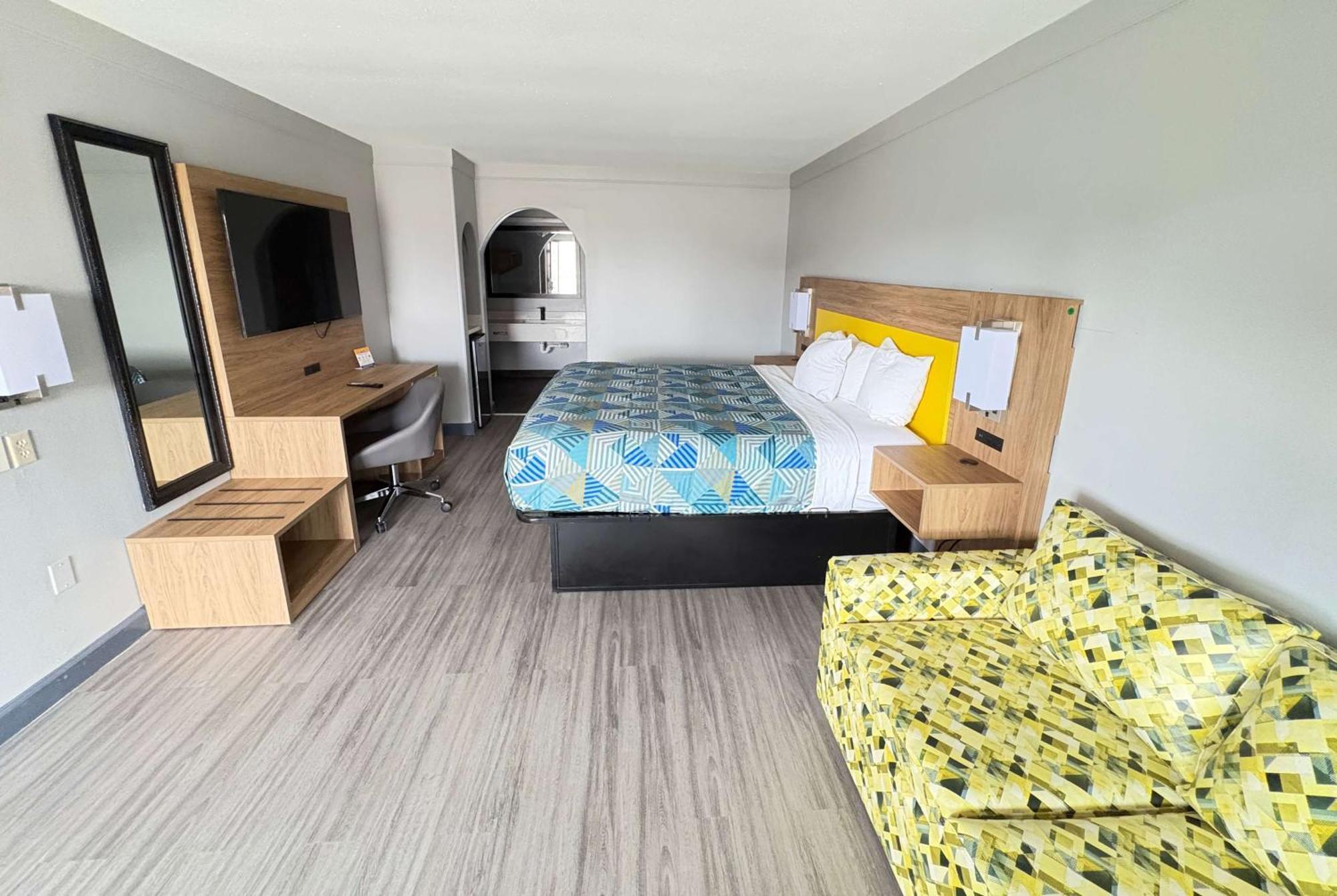 Days Inn By Wyndham Gonzales Bagian luar foto