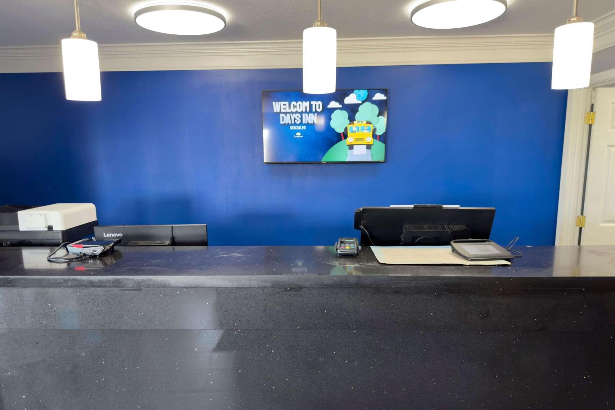 Days Inn By Wyndham Gonzales Bagian luar foto