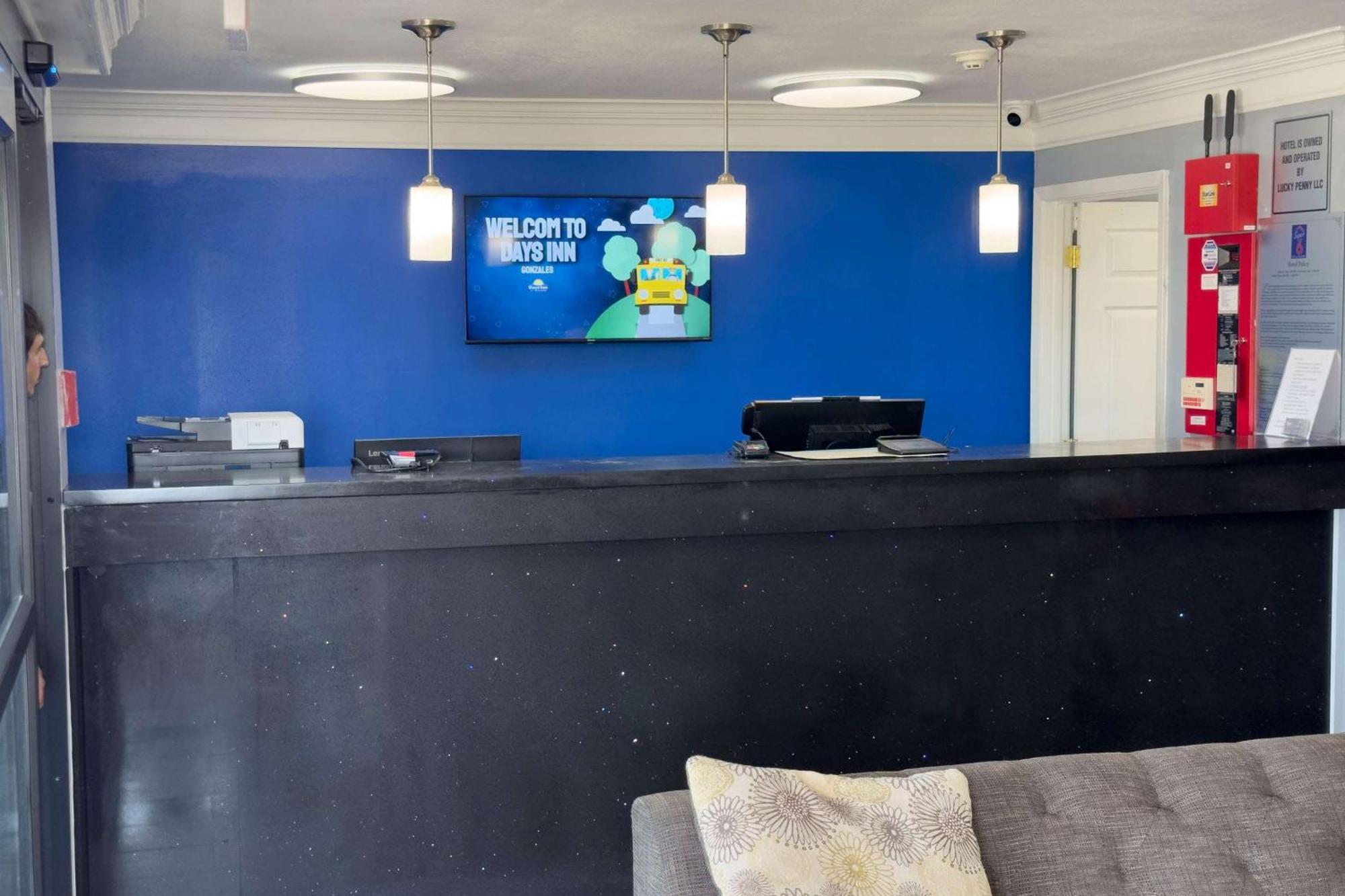 Days Inn By Wyndham Gonzales Bagian luar foto